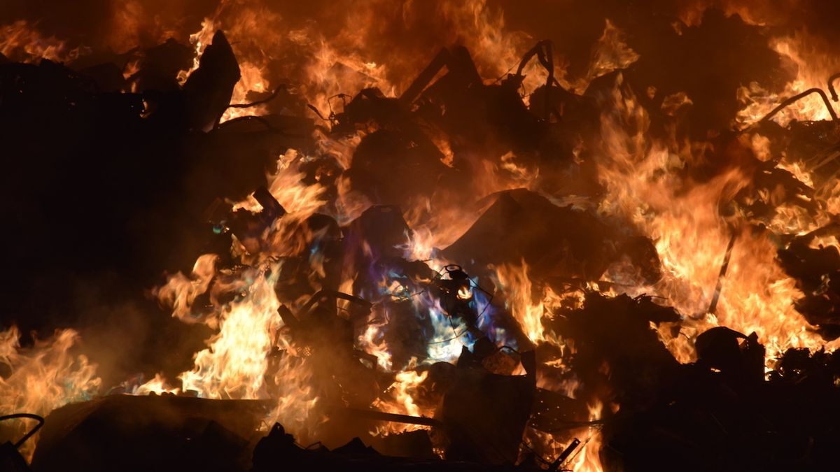 Požár zachvátil výrobní halu na Bruntálsku, škoda tři miliony